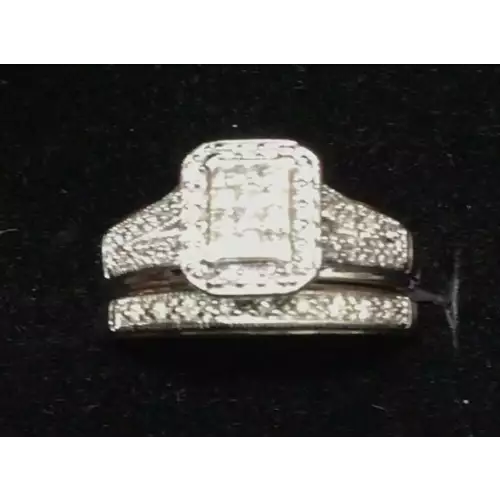 10k Vintage Wedding Set. 5.2g TW size 6.75 Beautifully Elegant Diamond encrusted Wedding Set.