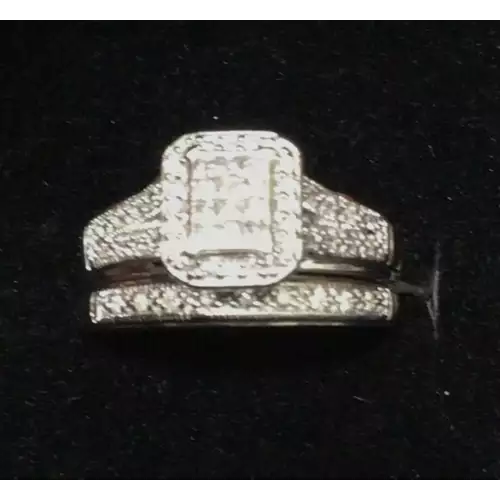 10k Vintage Wedding Set. 5.2g TW size 6.75 Beautifully Elegant Diamond encrusted Wedding Set. (2)