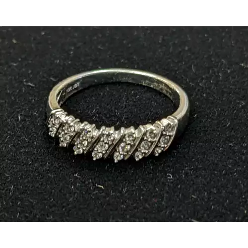10k White Gold & Diamond Ring 1/4 CTW size 7