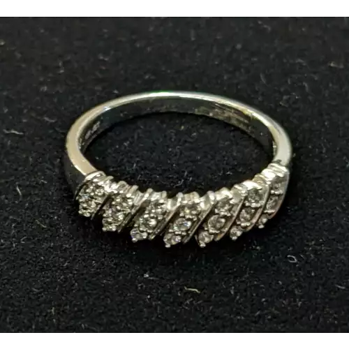 10k White Gold & Diamond Ring 1/4 CTW size 7