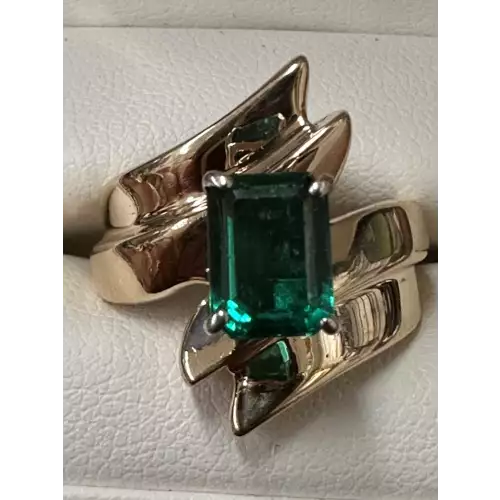 14K Gold 1 ct. Emerald ring size 6 9.9g