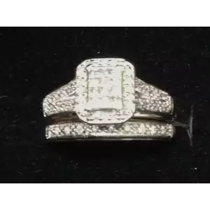 10k Vintage Wedding Set. 5.2g TW size 6.75 Beautifully Elegant Diamond encrusted Wedding Set.